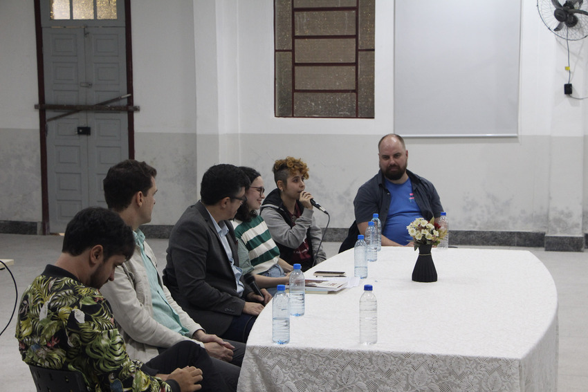 Da esquerda para direta: Pablito, João Marcos, Henrique Leroy, Mariana Viana, Hyna e Augusto Paim durante mesa de abertura do simpósio. 
