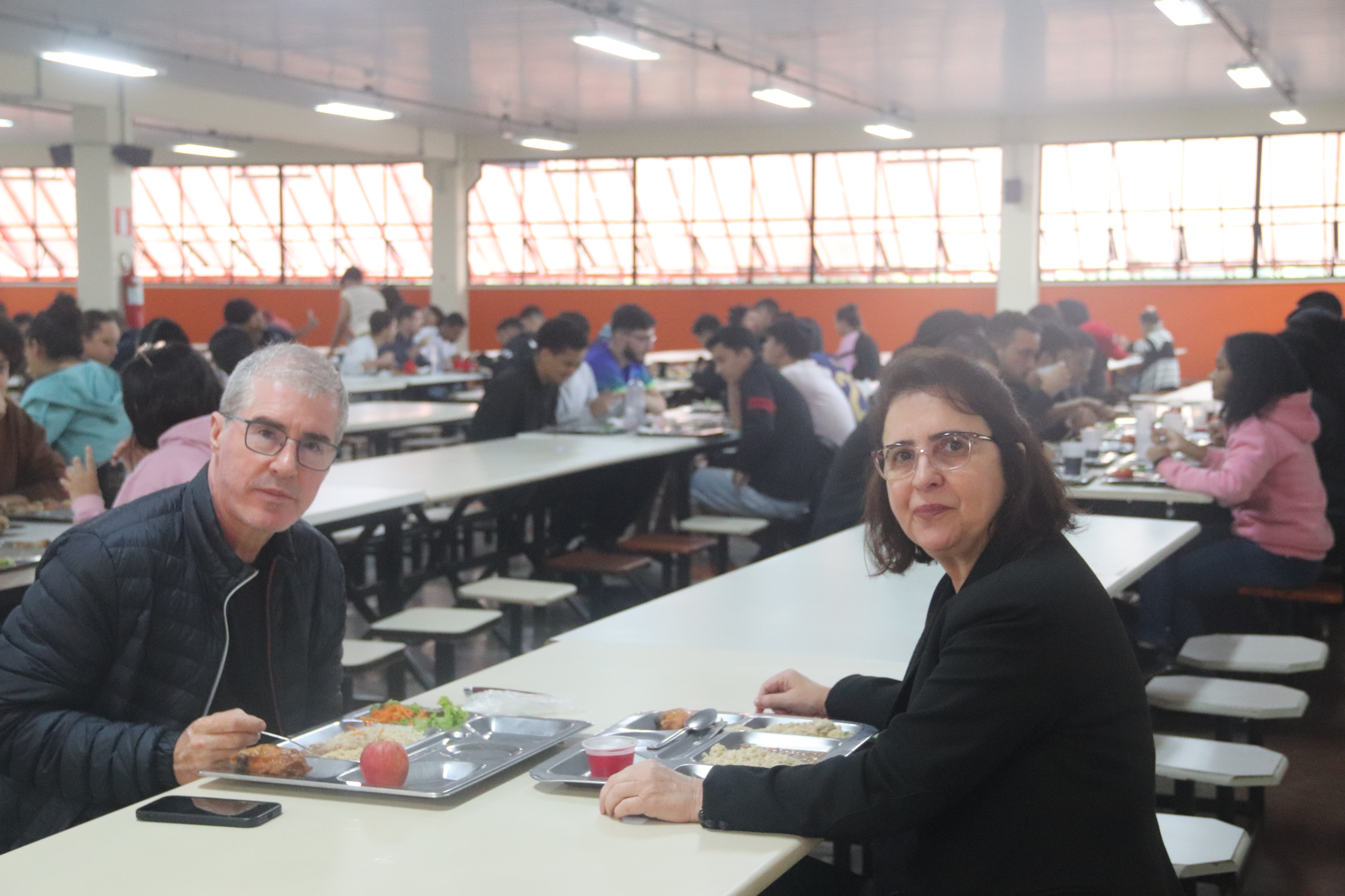 Reitora Claudia Marliére com o professor Hernani Mota de Lima, durante o almoço "Alimentando a Consciência"