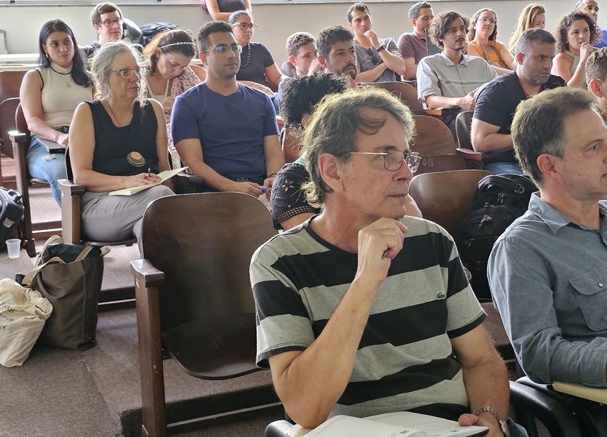 De camisa listrada o Secretário de Pós-Graduação de Economia Aplicada Marcelo Cortês, e ao fundo de camisa azul, o Coordenador de Pós-graduação de Histórias, Bruno Salles.