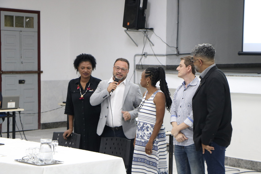 Mesa de integração da  esquerda para à direita Aida Anacleto, Leleco Pimentel, Cristiane Santos e Harrison  Ceribeli. Eles estão em pé e dialogam entre si sobre o investimento de 200 mil para os laboratórios do Icsa