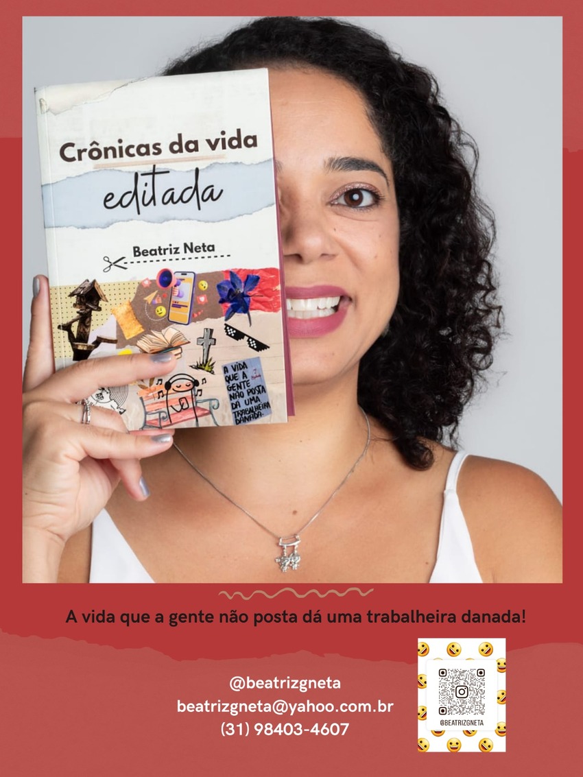 Mulher de cabelos cacheados e batom rosa segura o livro "Crônicas da vida editada", de Beatriz Neta, cobrindo parte do rosto. A capa tem colagens e a frase: “A vida que a gente não posta dá uma trabalheira danada!” aparece abaixo da imagem.