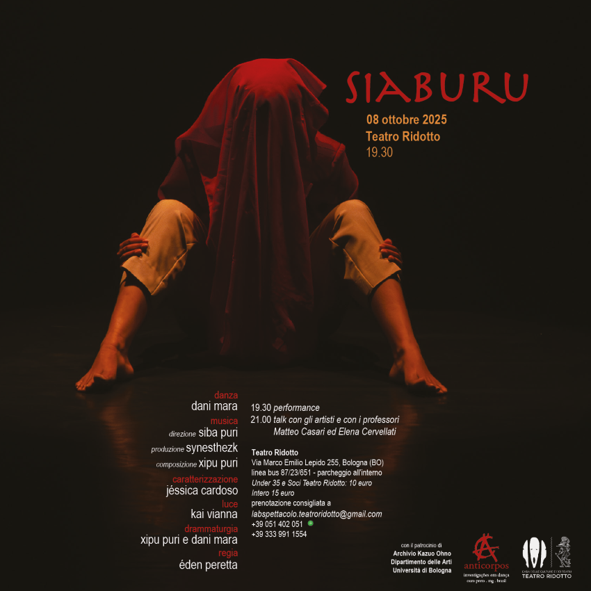 Cartaz do espetáculo Siaburu, com uma pessoa sentada no chão coberta por um tecido vermelho sob iluminação teatral. O pôster informa data, local e equipe da apresentação, que ocorre em 8 de outubro de 2025, no Teatro Ridotto, em Bolonha.