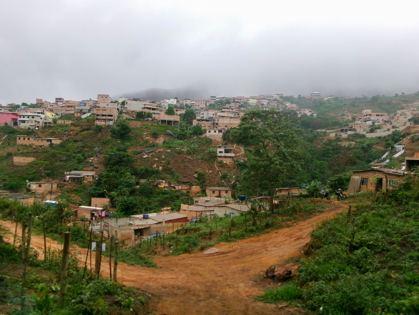 Imagem mostra um conjunto de casa construídas de forma ilegurar, em Mariana, Minas Gerais. Essa discussão será trabalhada durante o seminário.