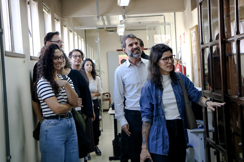 Grupo de pessoas caminhando pelo corredor do prédio da PROEX na UFOP
