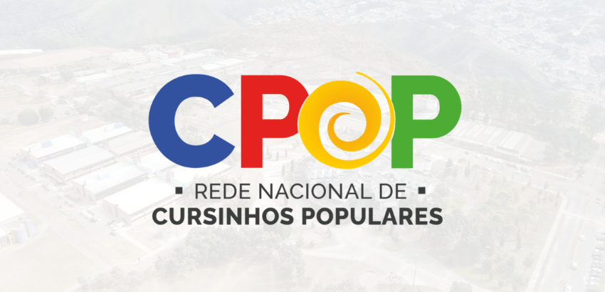 Logotipo da CPOP com as letras C, P, O e P em azul, vermelho, amarelo e verde, respectivamente. Abaixo, o texto “Rede Nacional de Cursinhos Populares”, sobre um fundo claro com imagem aérea desfocada de um campus ou complexo educacional.