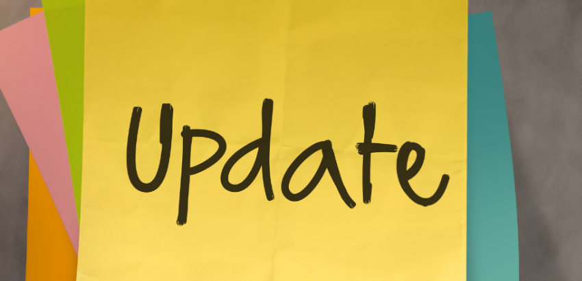 Foto de post-its de diversas cores. No topo, há um aparelo com a palara "update".