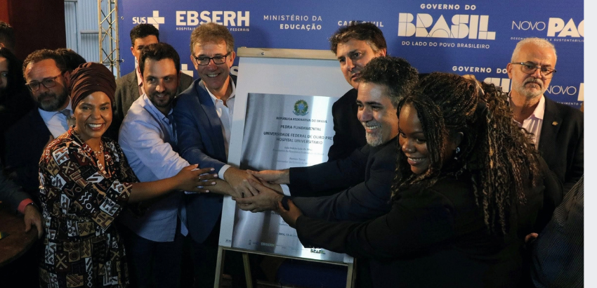 Grupo de autoridades descerram placa da pedra fundamental do Hospital Universitário