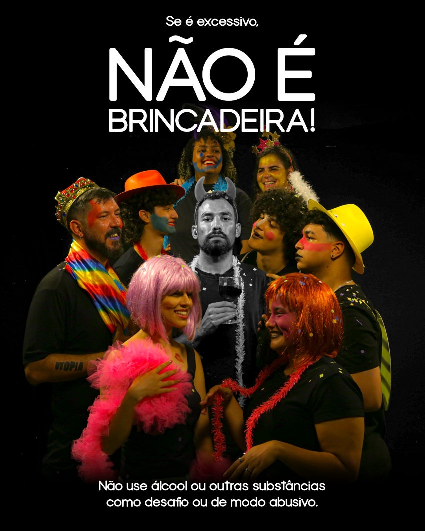 A imagem inclui uma foto de nove pessoas com roupas coloridas, maquiagem e adornos, prontos para o carnaval. Todos usam roupas pretas. Ao centro, um homem está em preto e branco segurando uma taça de bebida.