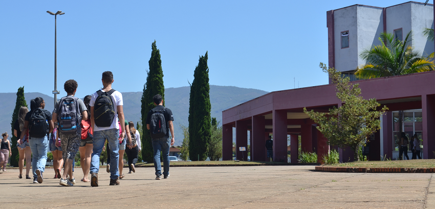Lado a lado, estudantes caminham pelo Campus Morro do Cruzeiro.