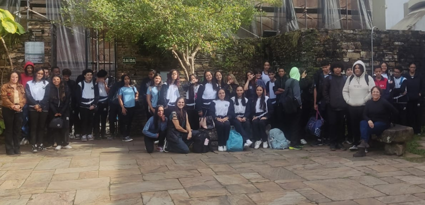 A imagem mostra os estudantes da Escola Tomás Antônio Gonzaga posando para a foto 