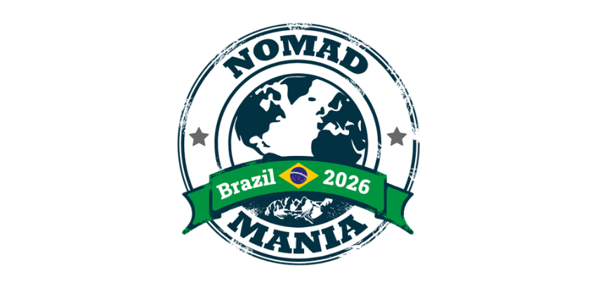 Logotipo circular da NomadMania com ilustração de um globo ao centro. Ao redor, o nome “Nomad Mania” aparece em destaque. Uma faixa verde atravessa a parte inferior com a inscrição “Brazil 2026” e uma pequena bandeira do Brasil no meio. O fundo é claro e 