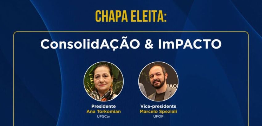 Card azul-escuro com detalhes em amarelo, intitulada “Diretoria Nacional”. Abaixo, o texto “Chapa Eleita: Consolidação & Impacto”. No centro, aparecem sete fotografias de integrantes, organizadas em três fileiras, com nomes, cargos e instituições de víncu