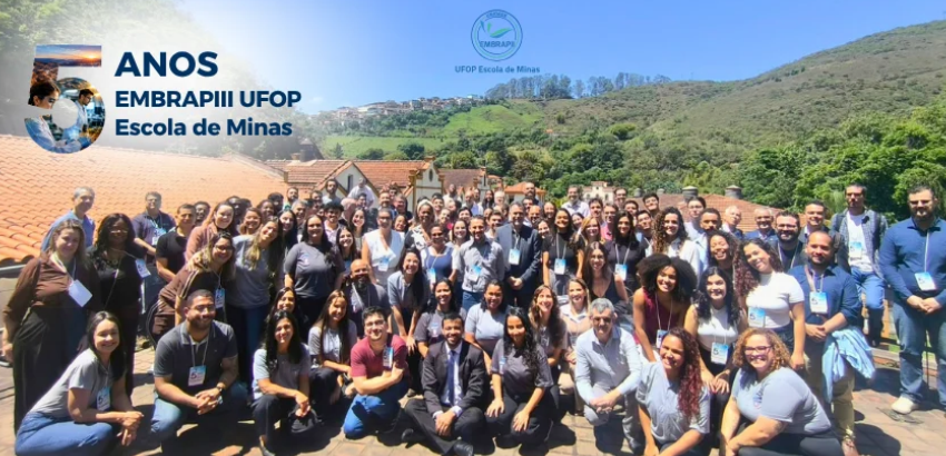 Foto de grupo dos participantes do evento comemorativo dos 30 anos da EMBRAPII UFOP – Escola de Minas, reunidos ao ar livre, em meio à paisagem montanhosa de Minas Gerais.