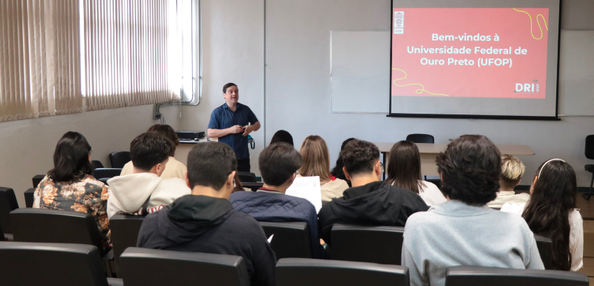 O diretor de Relações Internacionais da UFOP, Anderson Gamarano, conduz a recepção dos estudantes estrangeiros do semestre 25.2. A atividade apresentou a universidade e deu boas-vindas aos novos alunos.