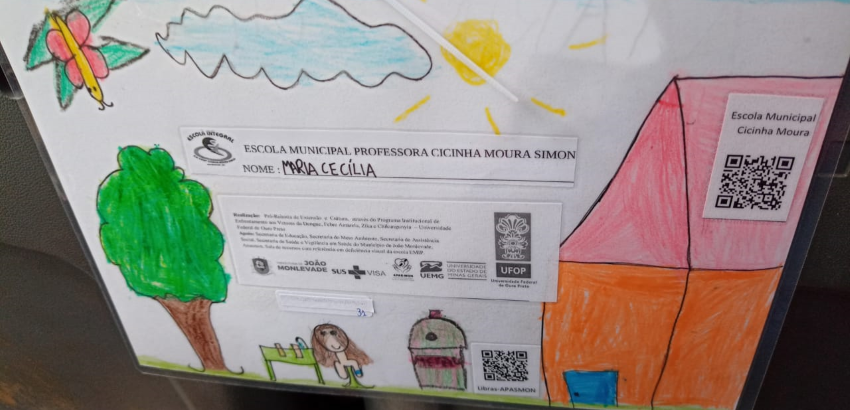 Cartaz distribuído em ônibus contém um desenho feito pela aluna Maria Cecília e orienta para lavar o material que será reciclado