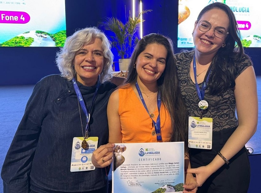 Professora Eneida Eskinazi, estudante Meggy Galván Gallego e coorientadora Leidiane Diniz exibem certificado do Prêmio Harald Sioli.