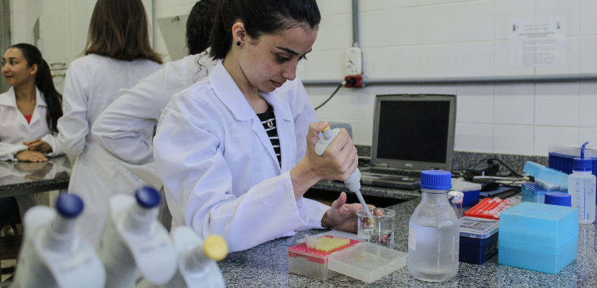 Mulher faz pesquisa em laboratório
