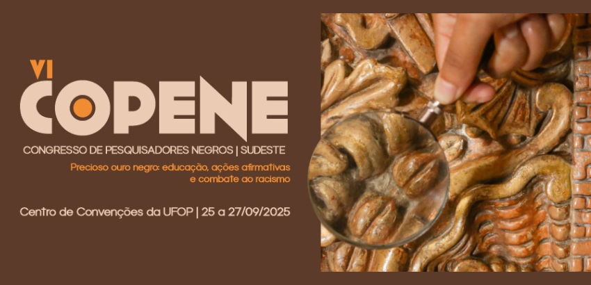 Mão segura lupa sobre entalhe em madeira dourada, ampliando detalhes de formas curvas. À esquerda, fundo marrom com texto sobre o VI Copene Sudeste, destacando educação, ações afirmativas e combate ao racismo.
