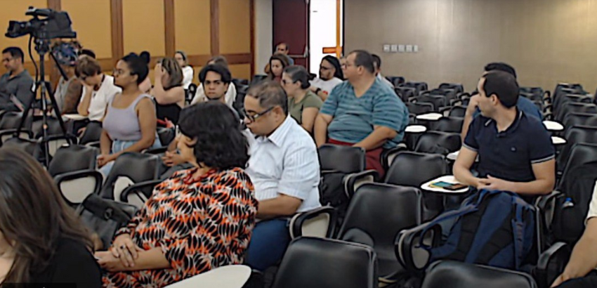 Foto dos conselheiros assistindo ao debate na reunião do Cuni, realizada no Centro de Convenções da UFOP