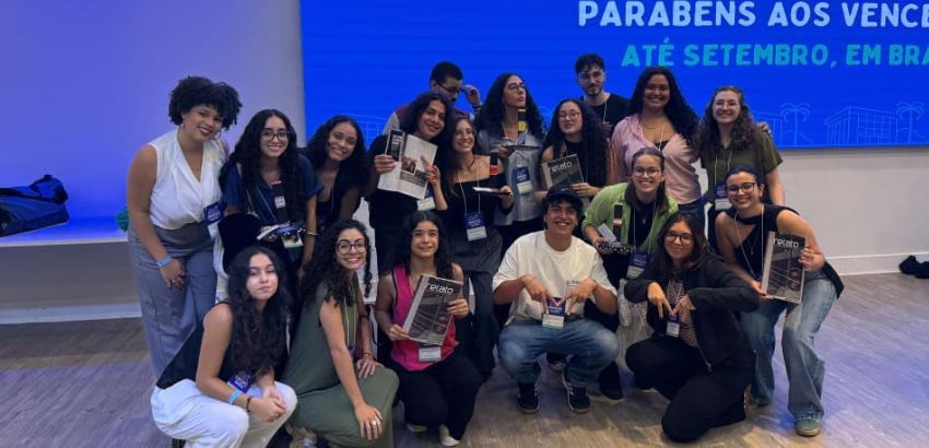 Estudantes perfilados e posados para foto durante recebimento das premiações 