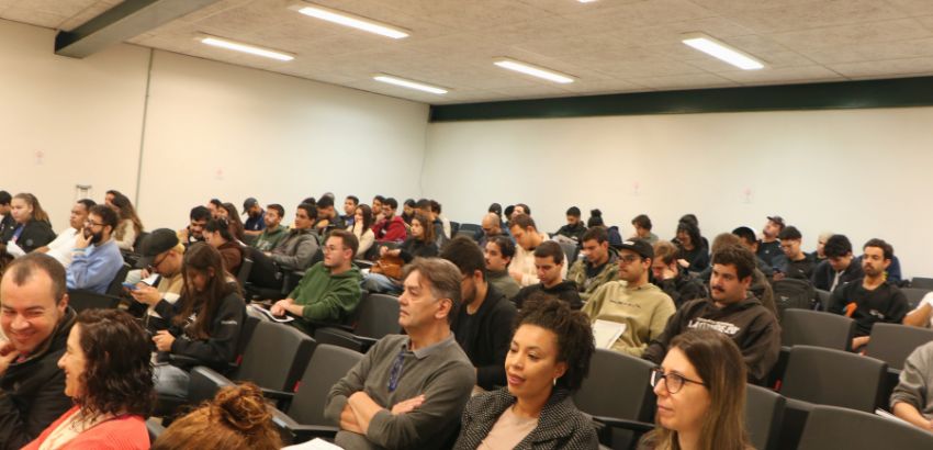 Estudantes assistem a reunião sobre os pontos da homologação do acordo.