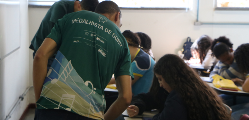 Estudantes realizando atividades durante a visita