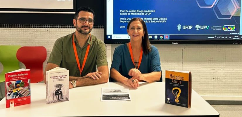 Professores sentados durante o lançamento dos livros no congresso