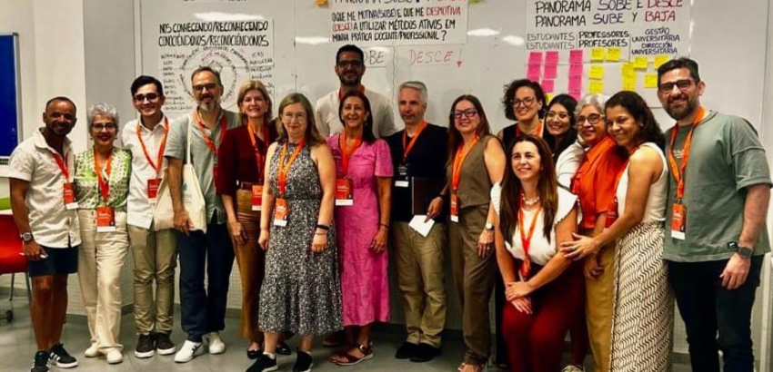 Professores perfilados para foto com os presentes durante o congresso