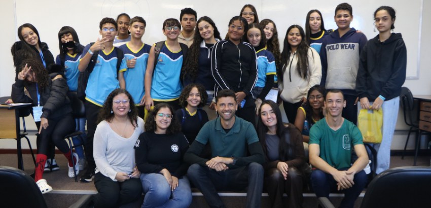 Alunos da escola municipal reunidas para foto com o professor Wenderson