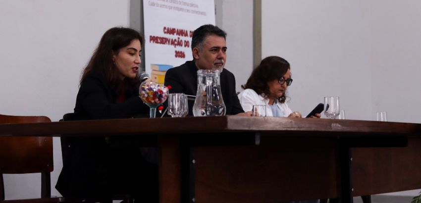 Três pessoas participam de uma mesa de debate sobre leitura, escrita e o uso da informação na era digital.