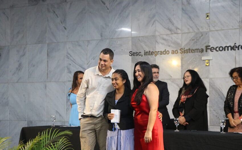 imagem traz aluno do curso recebendo seu diploma durante a formação.