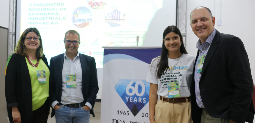 A professora Feranda Faria está à esquerda com conjunto preto e blusa verde claro, usando óculos e cabelos soltos. Ela está acompanhada de mais três pessoas. A docente da UFOP participou do Congresso Nacional sobre desevolvimento sustentavel, em Aracaju.