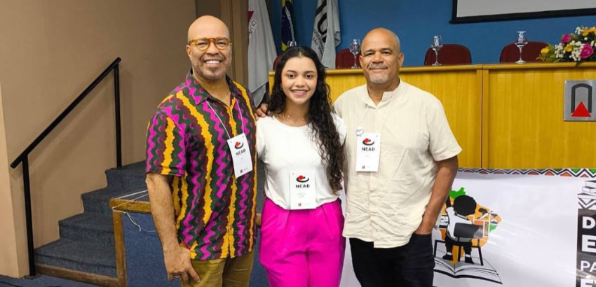 Clézio e outros membros do Neabi durante evento de lançamento.