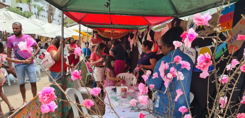 População caminha e observa produtos expostos em uma das feiras realizadas.