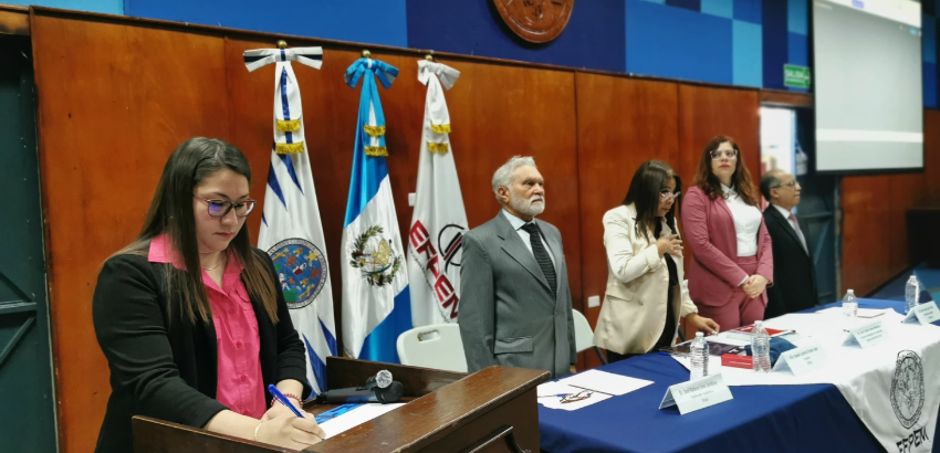 Mesa de cerimônia da inaguração do doutorado interinstitucional na Universidad de San Carlos, Guatemala. Em primeiro plano mediadora e a mesa professores da ufop e da Usac.