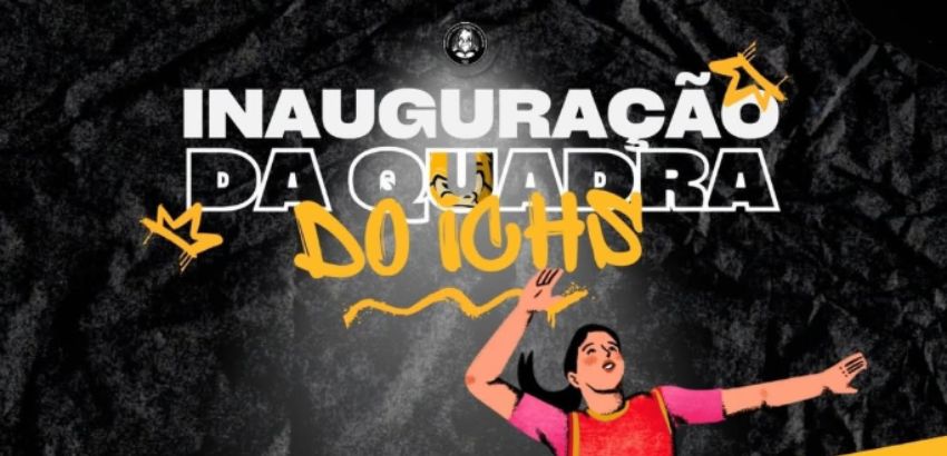 Banner da inauguração da quadra do ICHS, com fundo preto texturizado, título em letras grandes brancas e amarelas e ilustração de uma pessoa jogando vôlei, braço estendido, usando camisa rosa e mochila. Elementos gráficos de setas e coroas decoram a arte.