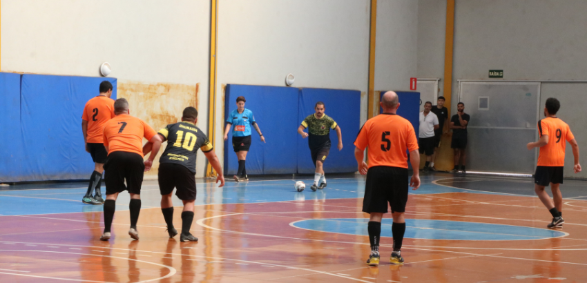 Alunos e técnicos-administrativos durante partida de Futsal do JEU.