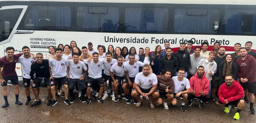 Delegação da UFOP em frente ao ônibus de viagem