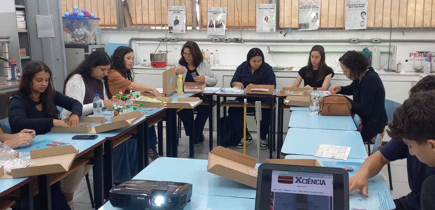 Professores da educação básica participam de oficina no Laboratório de Pesquisa e Educação Química da UFOP, manuseando kits e materiais didáticos voltados ao ensino de Química.