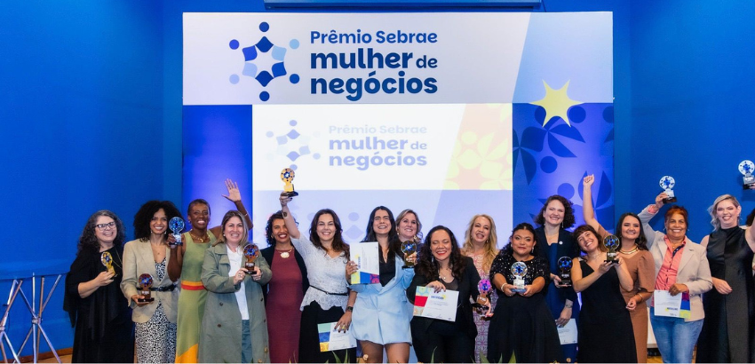 Imagem mostra dezesseis mulheres que receberam o prêmio do Sebrae Mulher 2025. 
