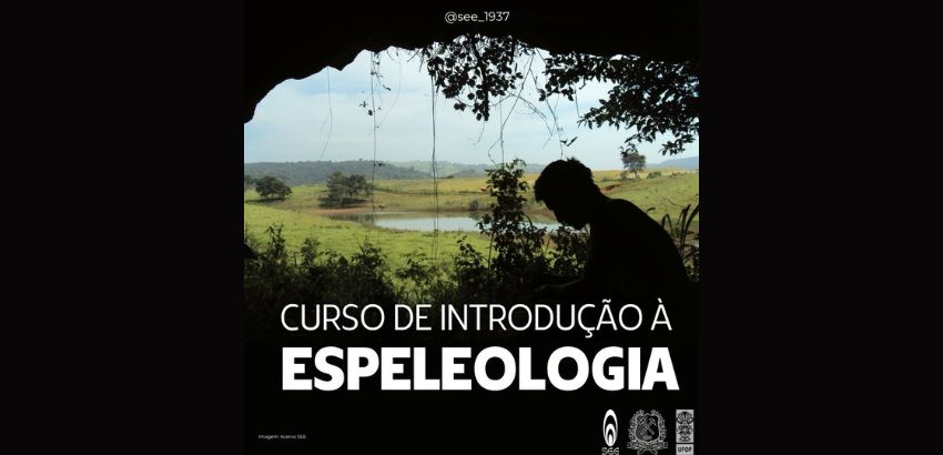 **Alt text:**  Banner de divulgação com a frase "Curso de Introdução à Espeleologia" em destaque, em letras brancas sobre uma fotografia da entrada de uma caverna. Em primeiro plano, há a silhueta de uma pessoa observando a paisagem externa. Ao fundo, vê-