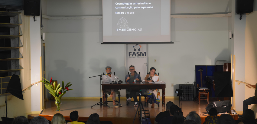 Professores, lado a lado, durante apresentação.