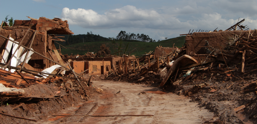 Imagem mostra uma rua cheia de lama e os destroços das casas que foram destruídas pelo Rompimento da Barragem de Fundão, no distrito de Bento Rodrigues no ano de 2015, em Mariana.