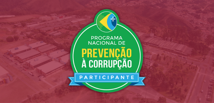 Emblema circular do Programa Nacional de Prevenção à Corrupção, com as cores verde, amarelo e azul, contendo os dizeres ‘Programa Nacional de Prevenção à Corrupção – Participante’. Ao fundo, uma imagem aérea desfocada da UFOP.