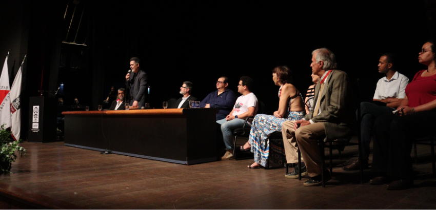 Foto da mesa da cerimônia da Medalha UFOP. Do lado direito, estão os homenageados.
