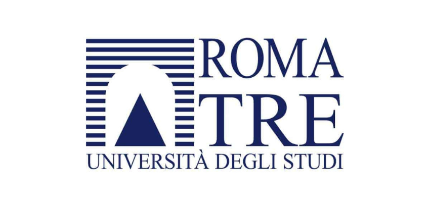 Logotipo da Universitá degli Studi Roma Tre, com símbolo arquitetônico estilizado em azul e o nome "ROMA TRE" em destaque, acompanhado de inscrição "Universitá degli Studi"