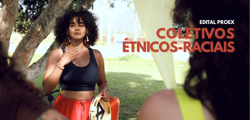 Mulher com cabelo cacheado fala em um espaço ao ar livre, diante de outras pessoas, com árvores ao fundo. Texto na imagem: ‘Edital PROEX – Coletivos Étnicos-Raciais’.