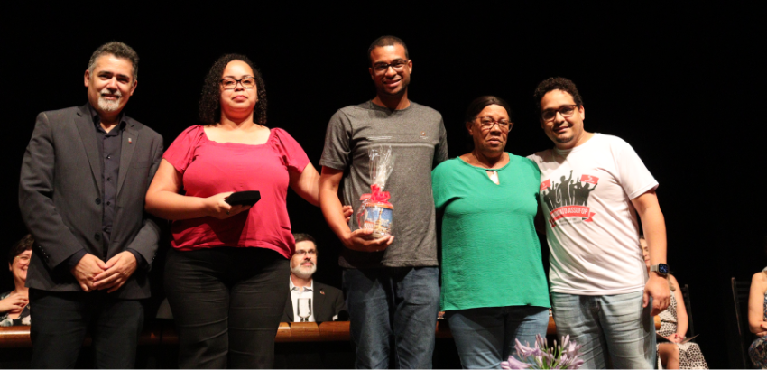 Família de Vicente com o reitor Luciano e o presidente da Assufop