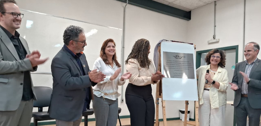 Professores e autoridades ligadas à UFOP celebrem e descerram placa em homenagem aos 19 anos do curso de medicina