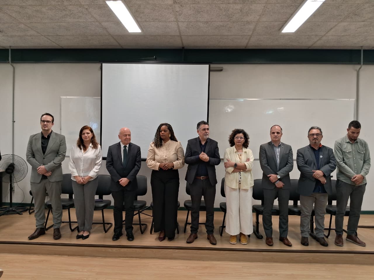 Autoridades reunidas e perfiladas em celebração aos 19 anos do curso de medicina da UFOP.